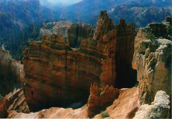 Descending the Queen's Garden Trail into Bryce Canyon